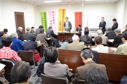 第１回口頭弁論終了後に行われた報告会には、避難者や支援者らが詰めかけた＝２９日、横浜市中区