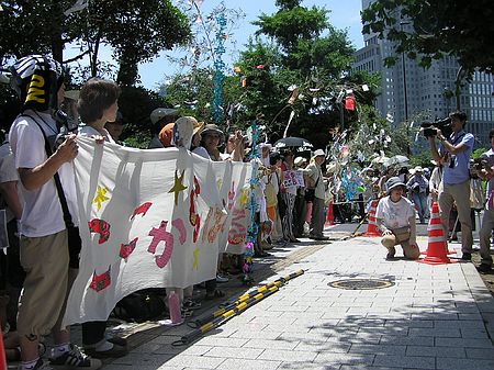脱原発の願いを込めた短冊や横断幕を用意し、首相官邸前で集会を開いた市民ら＝７日午後、東京・永田町