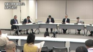 東京電力が安全審査を申請した新潟県の柏崎刈羽原子力発電所の２基について、原子力規制委員会は、審査を行うことを正式に決めましたが、委員からは「汚染水問題など福島第一原発のリスクを減らすべきだ」「今の状態では不信感がある」といった指摘や批判が相次ぎました。

原子力規制委員会は、東京電力が９月２７日に申請した柏崎刈羽原発の６号機７号機の運転再開の前提となる安全審査について議論し、審査を行うことを正式に決めました。
しかし、規制委員会の更田豊志委員は、「福島第一原発と柏崎刈羽原発を別の話と考えるわけにはいかない。汚染水問題など、まずは福島第一原発のリスクを減らすべきだ」と述べ、運転再開よりも福島第一原発の収束に力を入れるよう指摘しました。
また、中村佳代子委員は、「東京電力が放射性物質の知識を持っているとは思えず、申請を出したことに驚いた。地元住民に『安全』を示せるかどうかは今の状態では不信感がある」として、東京電力の姿勢を強く批判しました。
さらに田中俊一委員長は、「審査は進めざるを得ないが、ほかの原発と違う特殊な事情がある。汚染水問題は万が一にもおろそかになってはいけない」と述べ、東京電力の福島第一原発への対応を考慮しながら審査を進める考えを示しました。
