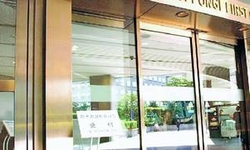 原子力規制委員会が入っているビル。玄関前に受付看板が立っている＝東京・六本木