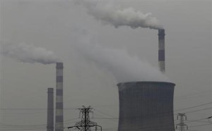 ４月１７日、国際エネルギー機関は、地球温暖化に歯止めをかけるには低炭素エネルギー開発のペースが遅すぎるとの見解を示した。写真は昨年１２月、中国湖北省で撮影（２０１３年　ロイター）