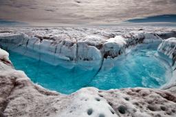 解けた水が流れ込むグリーンランドの氷床の水路（ワシントン大の研究チーム提供・共同）