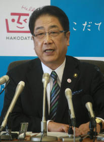 提訴の方針を正式表明した工藤市長＝１２日、函館市役所