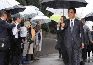 函館市議らに見送られ、提訴のため東京地裁に入る函館市の工藤市長（右）＝東京都千代田区霞が関で２０１４年４月３日午後２時５６分