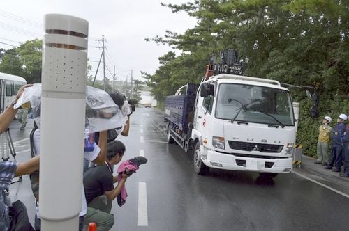ゲートモニターを通過する廃棄物を乗せたトラック＝２９日午後、御前崎市佐倉の浜岡原発（写真の一部を加工しています）