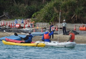 カヌーやゴムボートなどに乗って新基地建設反対を訴える市民ら＝２６日午前９時４０分ごろ、名護市辺野古