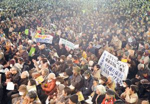 秘密保護法に反対し、集会に参加する大勢の人たち＝６日、東京・日比谷公園で（嶋邦夫撮影）