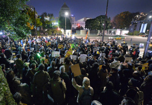 特定秘密保護法案に反対し、国会前でシュプレヒコールをあげる大勢の人たち＝東京都千代田区で２０１３年１２月６日