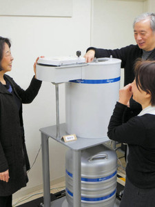 ゲルマニウム半導体検出器で尿の測定をする新宿代々木市民測定所のメンバー＝東京都新宿区で