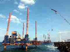 神栖市沖で2隻の専用作業船を使用して洋上風力発電設備の増設が進められている(ウィンド・パワー提供)