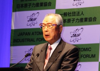 あいさつする一般社団法人 日本原子力産業協会の今井敬会長