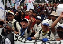 派遣労働の禁止と正社員としての再雇用を求め、日本大使館前で気勢を上げる日系企業の元従業員ら＝インドネシア・ジャカルタで