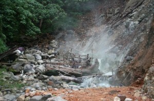 自然にお湯が噴き出す地熱開発適地