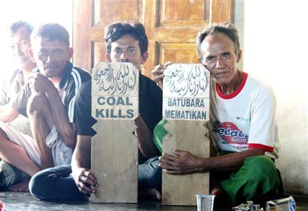 .インドネシア・中ジャワ州バタン県で、石炭火力発電所の建設に反対する地元住民ら＝５月（共同）