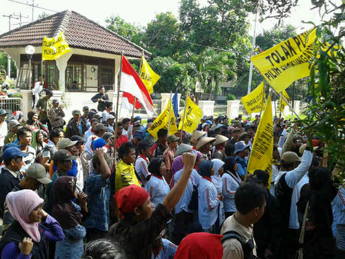 中ジャワ州環境局前で抗議デモを行う中部ジャワ発電所建設に反対する地元住民ら＝インドネシア中ジャワ州のスマランで２０１３年７月５日午後、環境保護団体「リーガル・エイド」提供