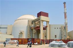 イラン・ブシェール原発で一部外国メディアに公開された原子炉建屋（共同）