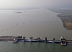 開門の期限が来た諫早湾干拓事業＝長崎県諫早市で２０１３年１１月８日