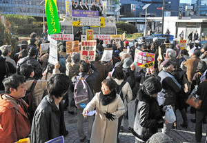 街頭演説会で特定秘密保護法案の反対を訴える人たち。石破茂幹事長のブログの記述に抗議の声が広がった＝１日、東京・西新宿で（嶋邦夫撮影）
