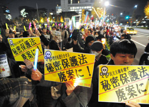 「特定秘密保護法案」に対する抗議集会。自民党の石破茂幹事長の発言に対する反発の声が相次いだ＝２日午後、東京・永田町で