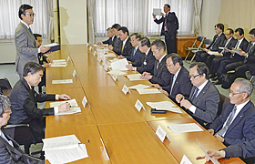 佐藤知事（右側手前から５人目）と町村長に中間貯蔵施設の計画案見直しについて回答する石原環境相（左側手前から３人目）と根本復興相（同２人目）＝２７日午後、福島県庁