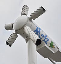５本のシリンダー全てが根元近くで折れた風車＝遠野市・道の駅遠野風の丘
