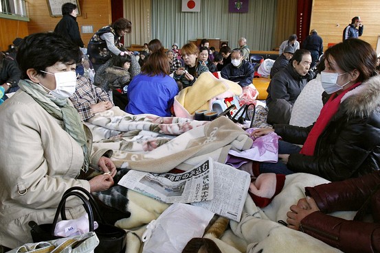 福島県浪江町の避難所に集まった周辺住民（3月12日