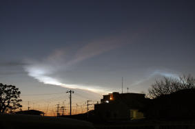 仙台市で観測された夜光雲の可能性がある青白い雲＝２９日午前６時ごろ、仙台市青葉区愛子東６丁目（小石川正弘さん撮影）