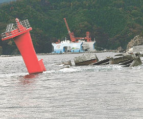津波で壊れた湾口防波堤の北堤と灯台＝釜石港