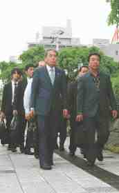 提訴で裁判所に入る渡辺さん（先頭右）と弁護団＝１８日午後４時、福島地裁