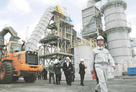 稼働を始めた焼却炉を見て回る関係者