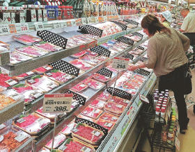 仙台市内の店頭に並ぶ牛肉。風評に敏感な消費者に安全性をどう伝えるかが課題となっている