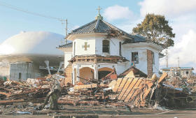 震災で損壊した旧石巻ハリストス正教会教会堂＝２０１１年４月