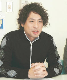 受賞の喜びを語る佐藤さん