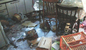 動物に食料を食い荒らされた住宅の台所。ふんの悪臭が漂う＝昨年１２月、福島県富岡町（住民提供）