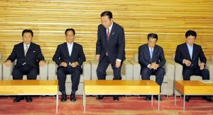閣議に臨む野田佳彦首相（中央）。左端は枝野幸男経産相＝首相官邸で