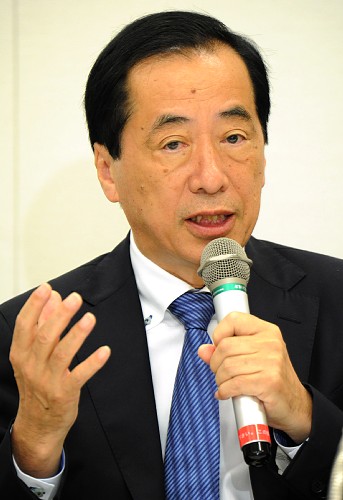 安倍晋三首相のメールマガジンの原発事故対応についての記述が名誉毀損（きそん）に当たると提訴し、記者会見で質問に答える菅直人元首相＝東京都千代田区の衆院第１議員会館で２０１３年７月１６日午後２時２９分、藤井太郎撮影