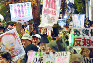 東京・永田町で毎週金曜夜に続けられている脱原発の抗議活動が１１日夜、今年初めて行われ、約１万３千人（主催者発表）が集まった。自民政権下での原発推進に懸念を抱く人々が、あらためて脱原発を訴えた＝淡路久喜撮影