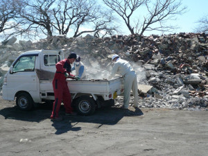 農水省関東農政局では、震災被災地に職員派遣もしている（栃木県芳賀町での瓦礫処理の様子）