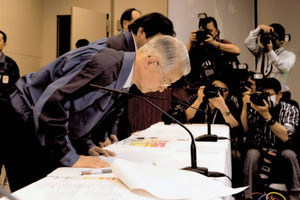 福島第一原発事故の収束に向けた工程表を公表、記者会見の終わりに陳謝する東京電力の勝俣恒久会長（当時）＝２０１１年４月１７日、東京・内幸町で