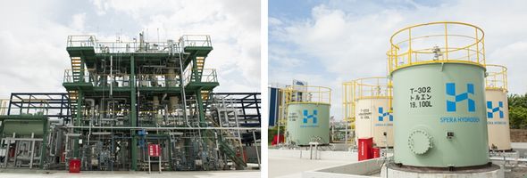 図3　「大規模水素貯蔵・輸送システム」のデモプラント（左）と貯蔵タンク（右）。出典：千代田化工建設