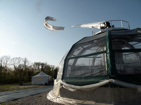イタリアで開発された凧型風力発電機「カイトジェン（KiteGen）」。