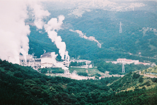 九重町八丁原にある日本最大の地熱発電所（出力11万キロワット）