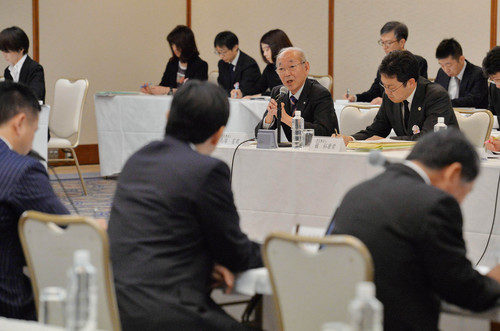 特定秘密保護法案の公聴会で意見陳述する馬場有浪江町長（中央）＝福島市で２０１３年１１月２５日午前１０時６分