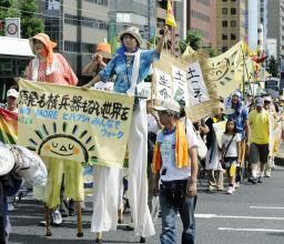 　脱原発を訴え、デモ行進する参加者＝６日午前、広島市中区