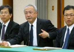 記者会見する福島県立医大の鈴木真一教授（中央）＝１１日午後、福島市