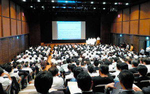 九州電力の説明会に詰めかけた事業者らで席が埋まった会場＝１日、福岡市中央区で