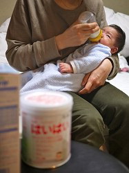 粉ミルクでつくったミルクを飲む乳児。母親は報道を受け、メーカーのホームページで安全性を確認したという＝千葉県船橋市で
