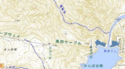 従来の地形図（２万５０００分の１、富山県の黒部ダム）。電子国土基本図からは送電線が消えている＝国土地理院のホームページから