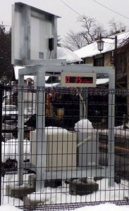 実際の空間放射線量よりも低い値を計測していた可搬型モニタリングポストの１機種。測定結果の表示画面の左下に置かれたバッテリーが、その右側にある検出器の測定に影響していたとみられる＝文部科学省ＨＰから