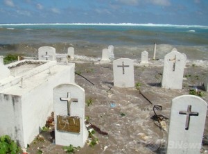 海岸浸食が激しいマーシャル諸島マジュロ環礁の海岸沿いの墓地
